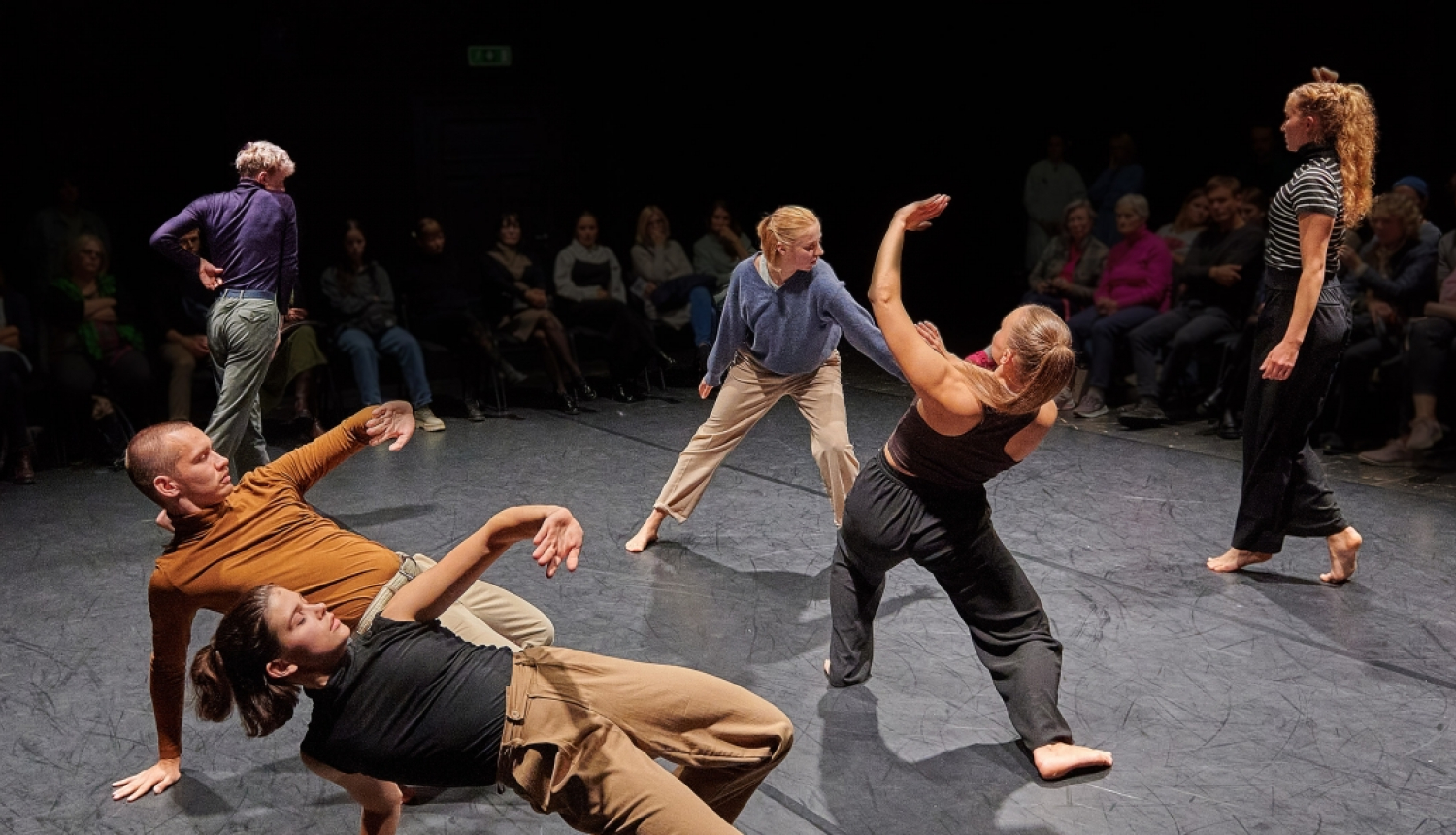 Dejas izrādes “Aizsācēji un iesācēji” publicitātes attēls