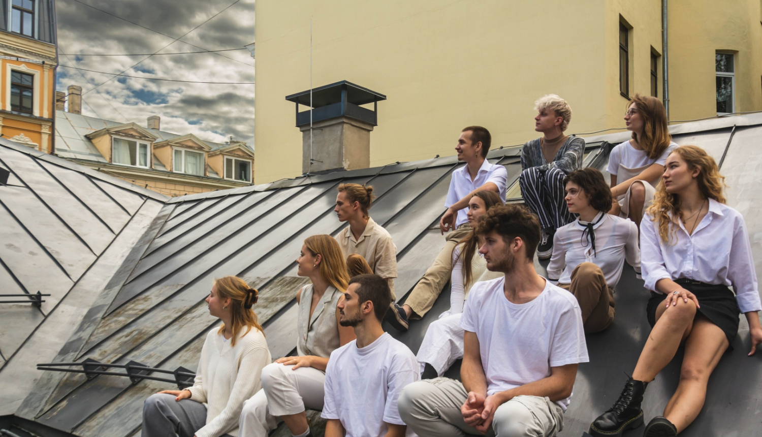 11 aktieri sēž uz jumta