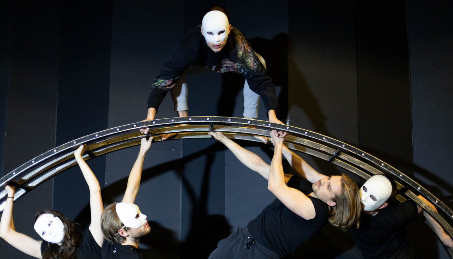 Laikmetīgā masku komēdija: Sapņotāji, aktieri uz skatuves