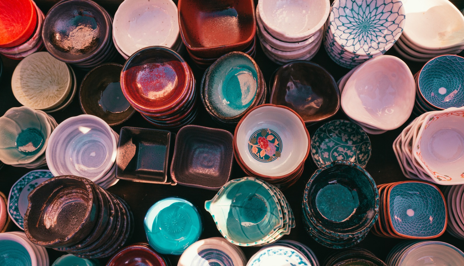 Attēls ar keramikas traukiem