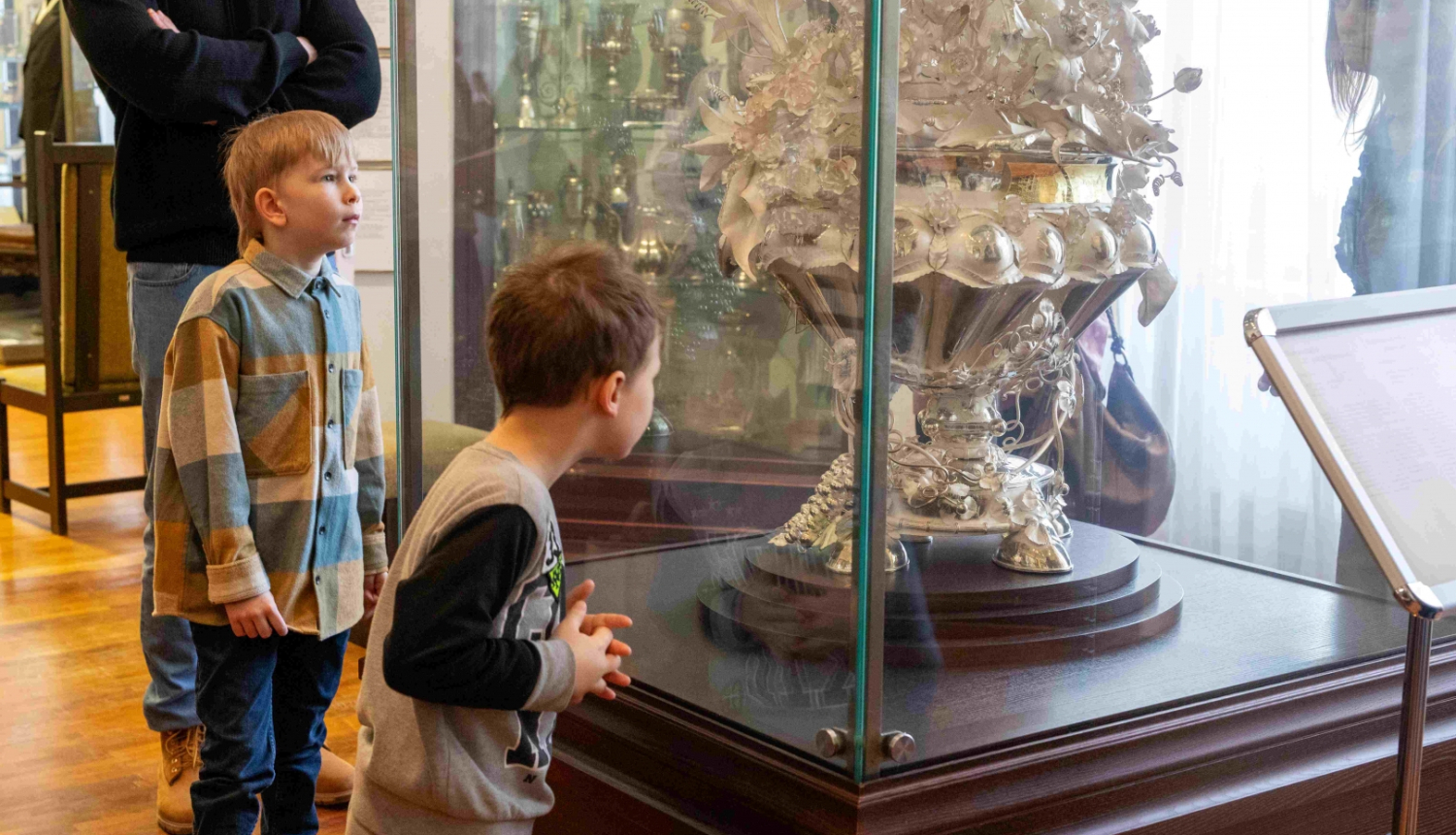 Rīgas vēstures un kuģniecības muzeja ekspozīciju aplūko jaunieši. Foto: M. L. Gredzena (RVKM)