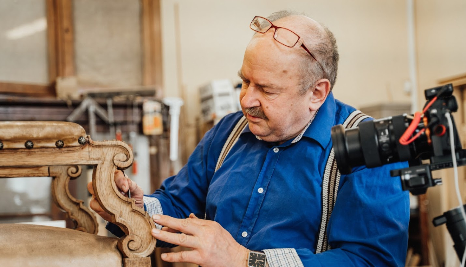 RVKM mēbeļu, kokgriezumu restaurators Dainis Andersons darba procesā. Foto: Jānis Romanovskis