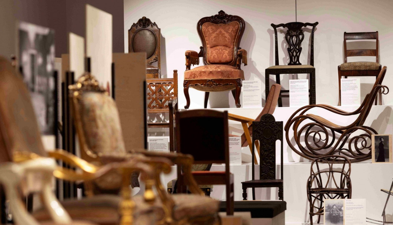 Ieskats izstādē “Katram savs krēsls. Krēsli un sēdēšana Rīgā no 13. gadsimta līdz mūsdienām”. Foto: Astrīda Meirāne (RVKM)