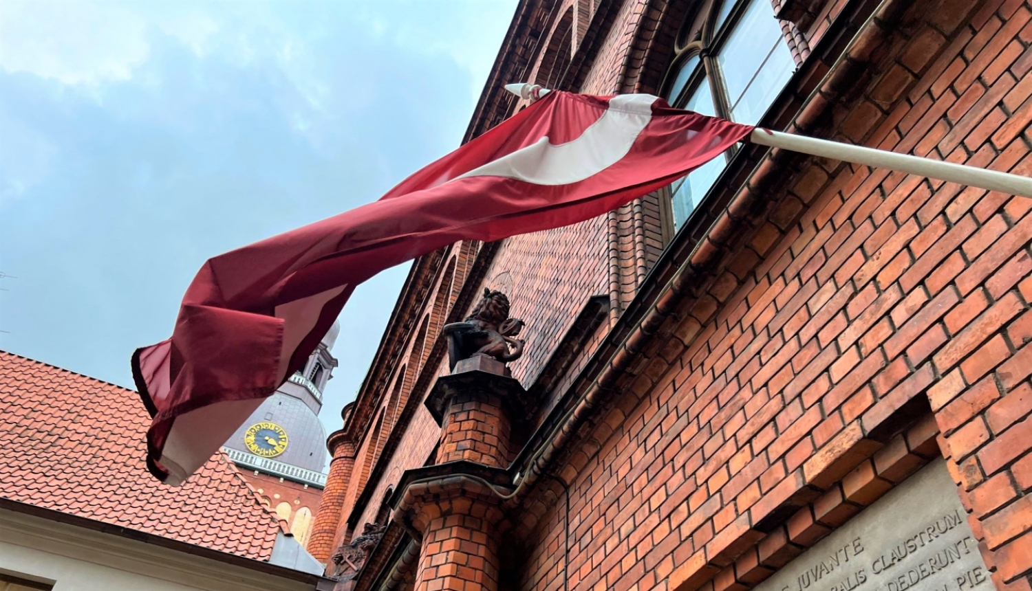 Latvijas karogs pie Rīgas vēstures un kuģniecības muzeja ēkas