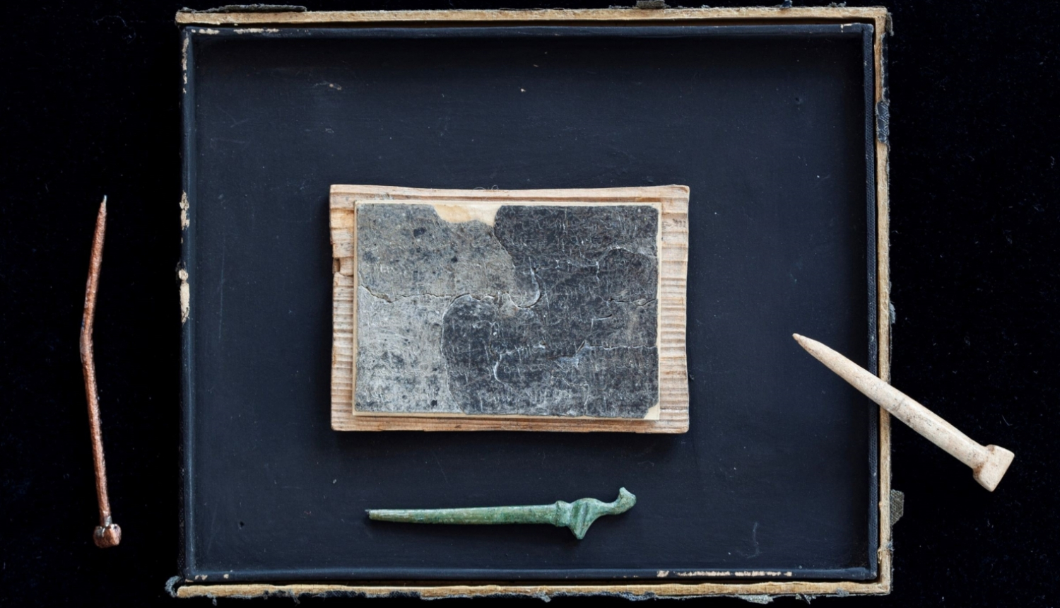 Izstādes “Viduslaiku Rīgas rakstāmlietas” eksponātu kompozīcija – vaska tāfelīte un stili. Foto: Astrīda Meirāne