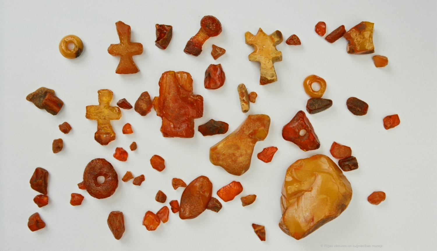Dzintara gabaliņu un izstrādājumu kompozīcija. No Rīgas vēstures un kuģniecības muzeja krājuma. Foto: Ilgvars Gradovskis.