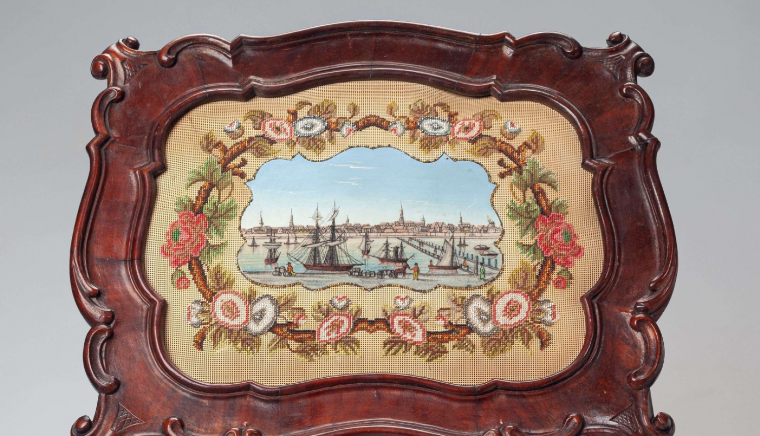 Nošu turētājs. 19. gs. vidus. Koks; virpots, kokgriezums. Tekstils, stikla pērlītes; pērlīšu izšuvums, dekoratīvs gleznojums. 2021. gadā restaurējis Dainis Andersons, interjera iekārtas priekšmetu (mēbeļu) restaurators.