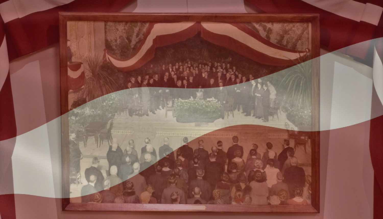 Viļa Rīdzenieka lielformāta kolorētā fotogrāfiju „Latvijas valsts pasludināšana 1918. gada 18. novembrī”