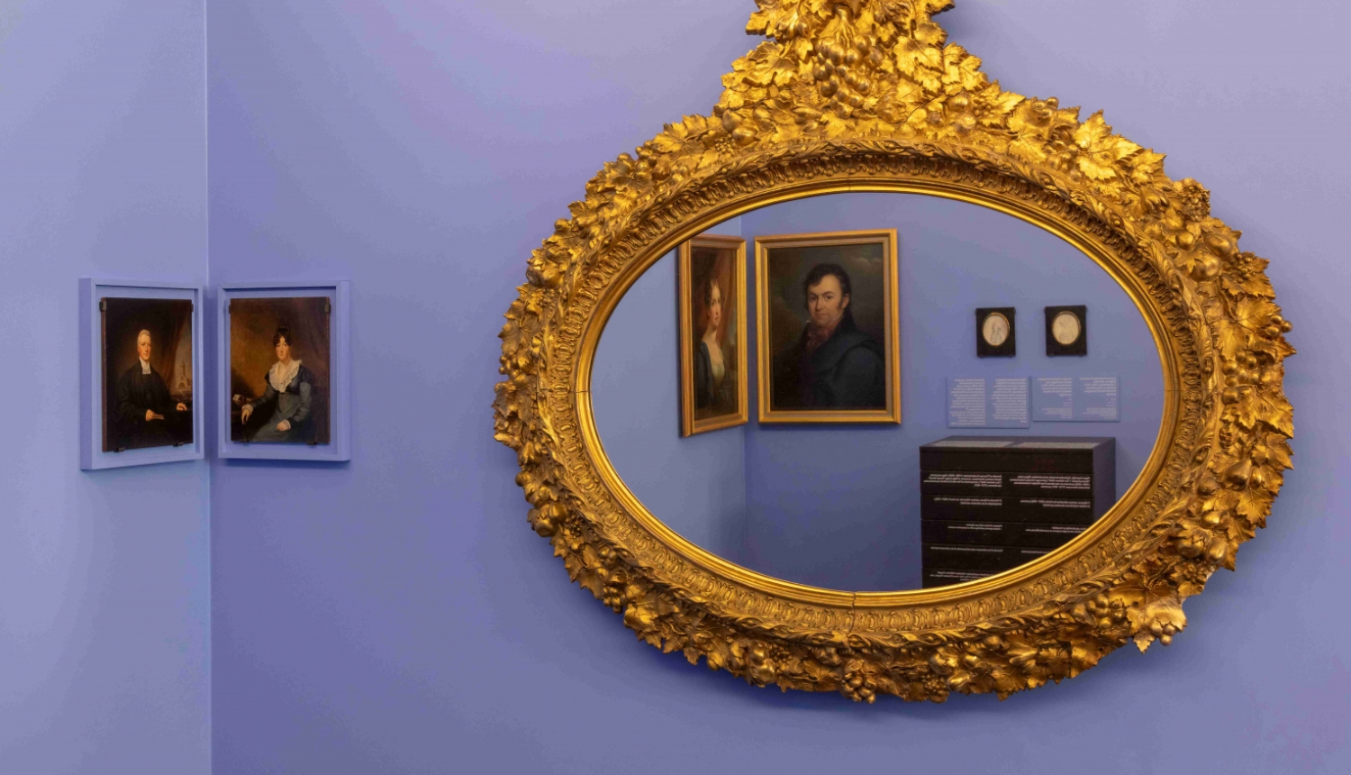 Izstādes “Saderīgi pāri” ekspozīcijas fragments. Foto: Astrīda Meirāne.