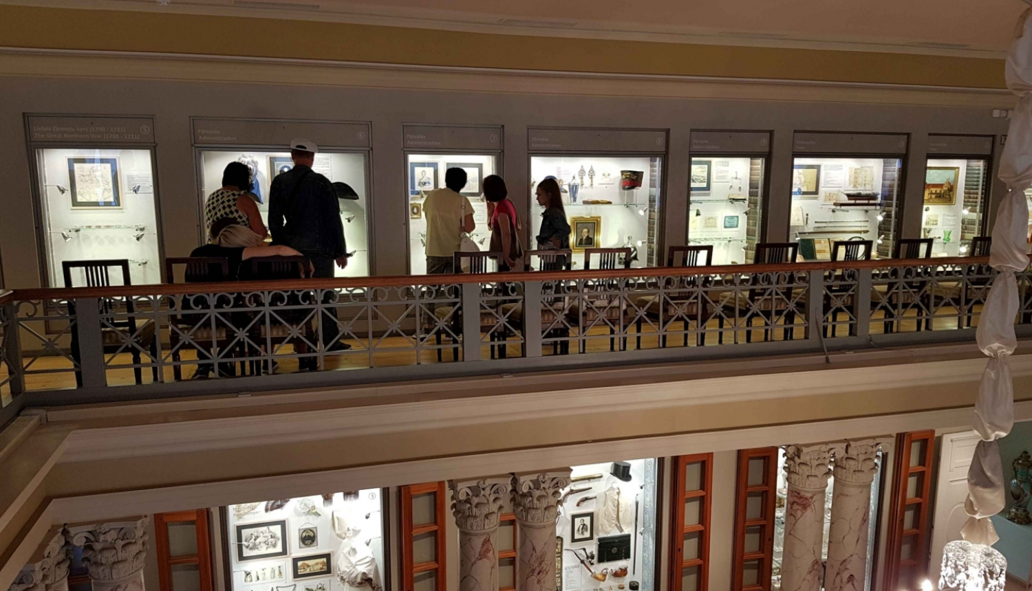 Rīgas vēstures un kuģniecības muzeja ekspozīcijas fragments 18. gadsimta beigās klasicisma stilā celtajā Kolonnu zālē.