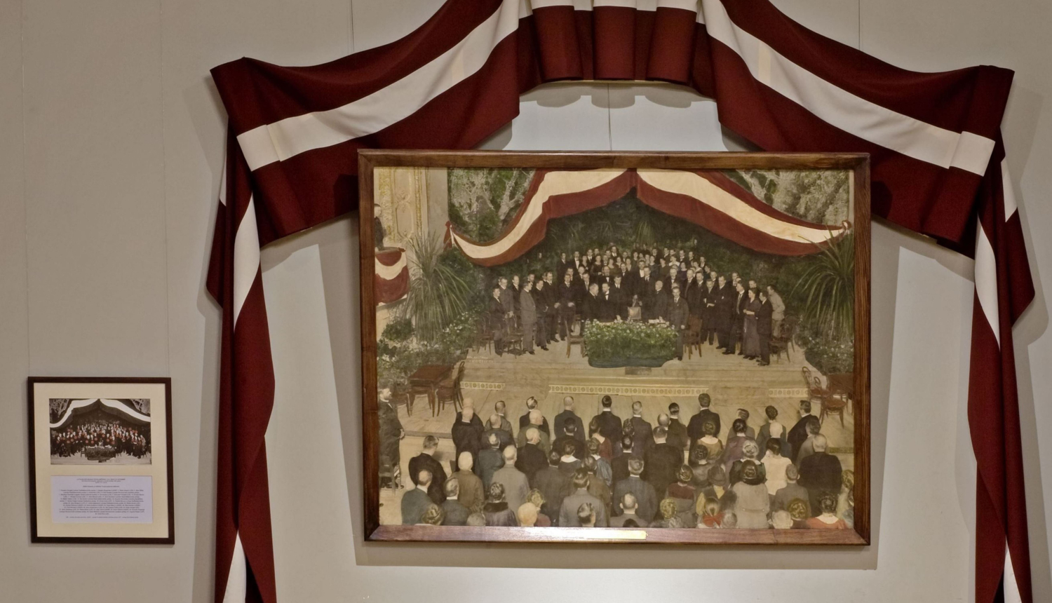 Viļa Rīdzenieka lielformāta kolorētā fotogrāfija „Latvijas valsts pasludināšana 1918. gada 18. novembrī”