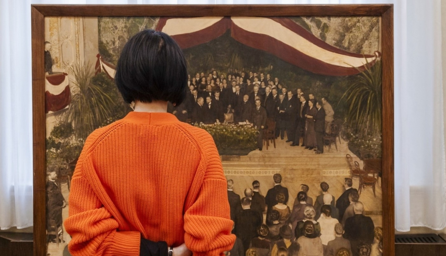 Viļa Rīdzenieka lielformāta kolorētā fotogrāfija „Latvijas valsts pasludināšana 1918. gada 18. novembrī”, foto: A. Meirāne (RVKM)