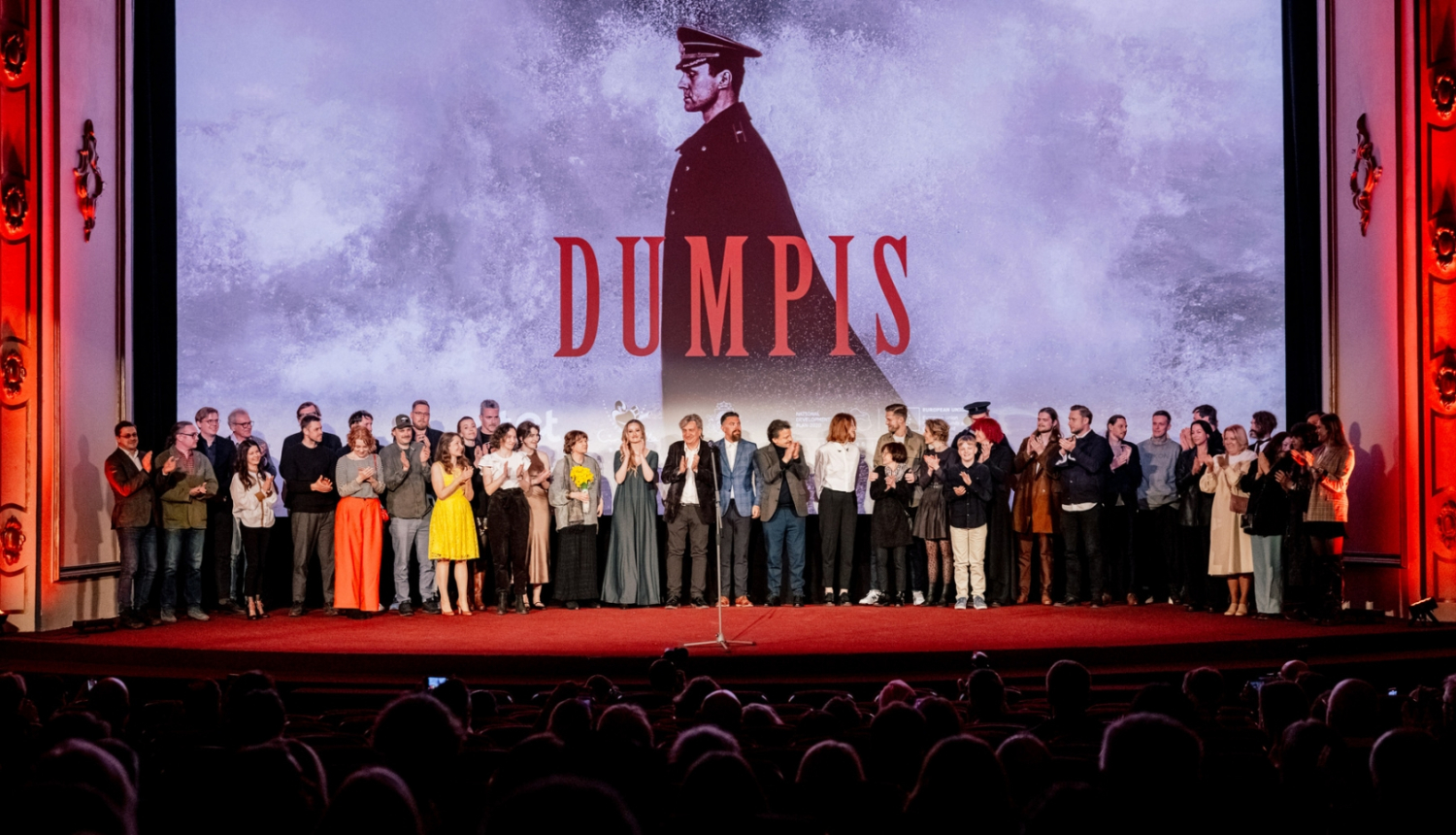 Aktieri uz skatuves filmas pirmizrādē