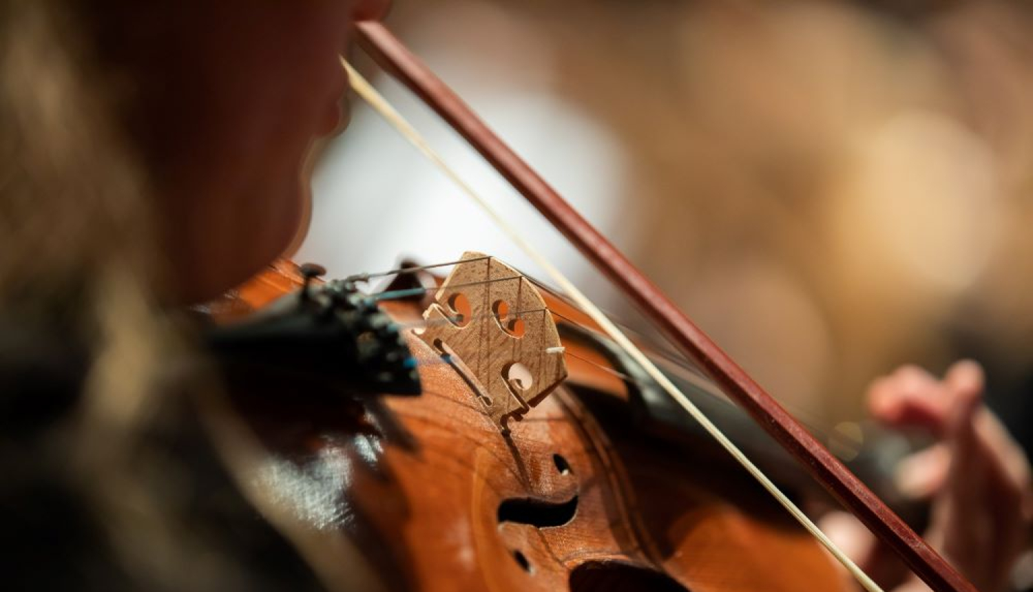 Audzēknis ar mūzikas instrumentu