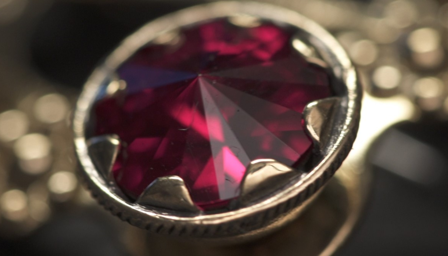 Kurzemes sieviešu krekla saktiņas fragments (Kuldīga, Alsunga, Ventspils); tautastērpu centrs "Senā klēts"