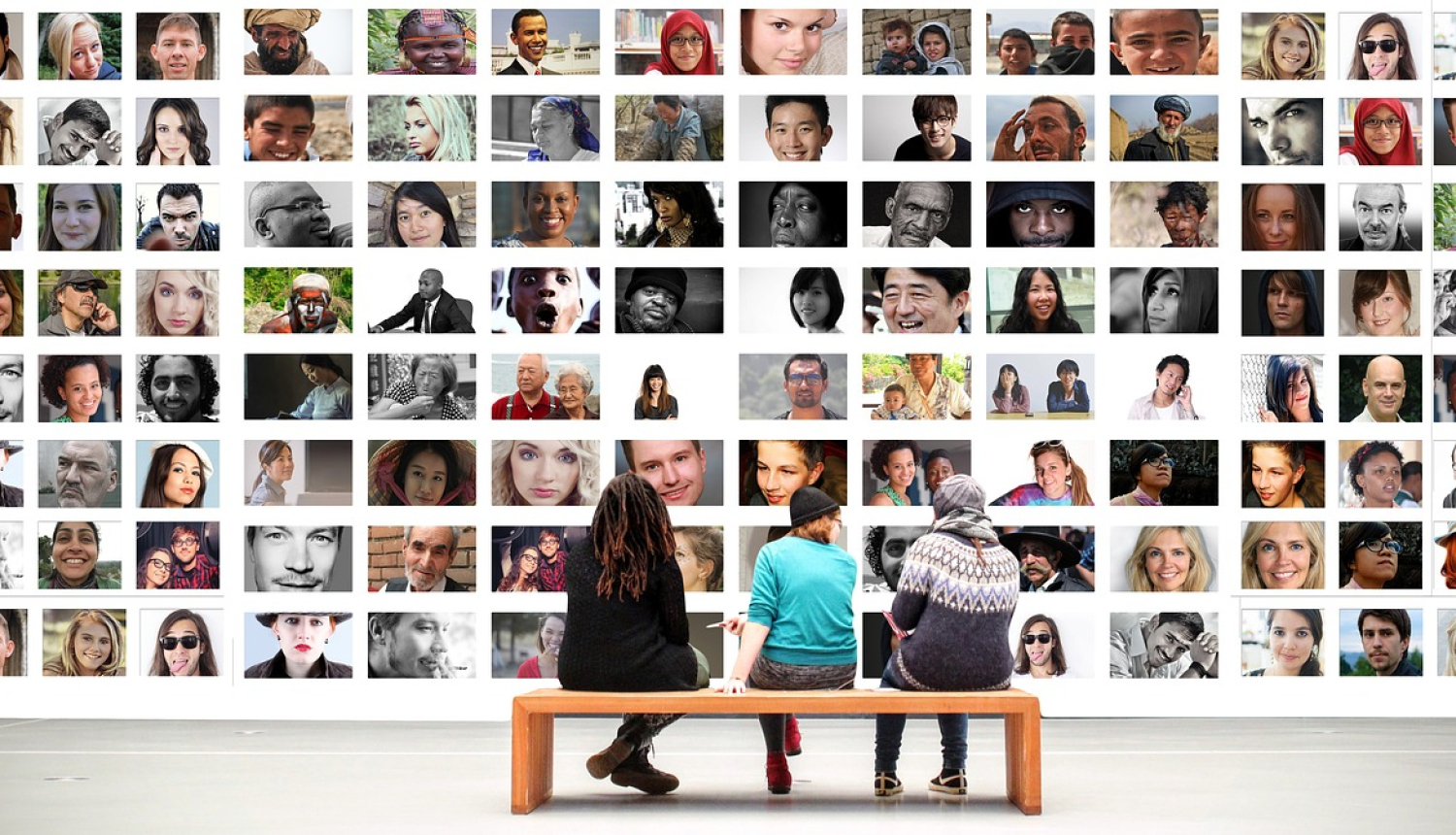 Ilustratīvs attēls - trīs cilvēki uz soliņa telpā un dažādas fotografijas, kas veidotas kā kolāža uz sienas