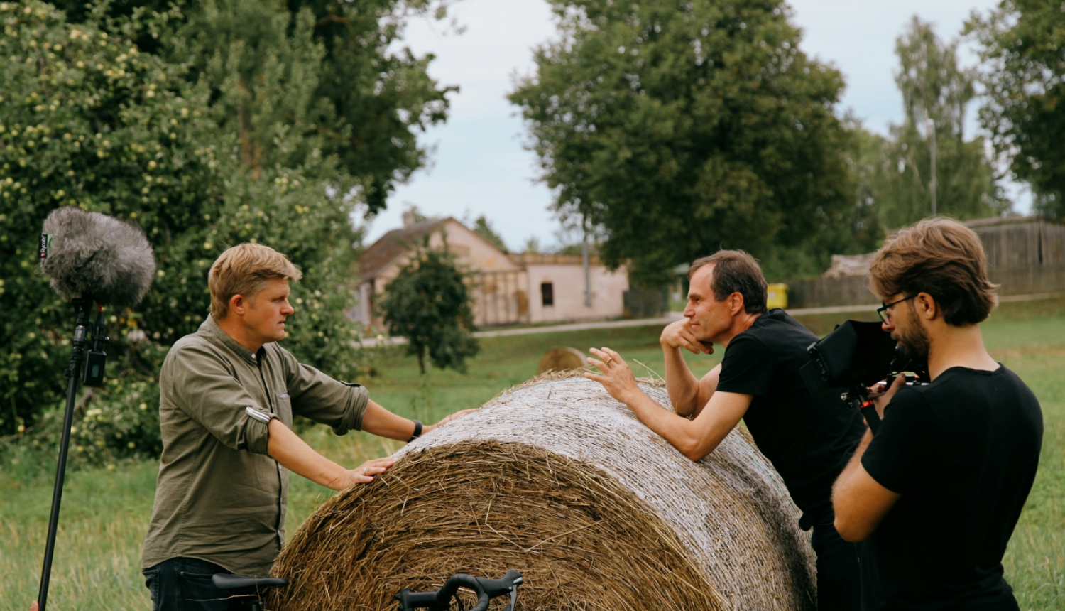 Filmēšanas grupa lauku ainavā