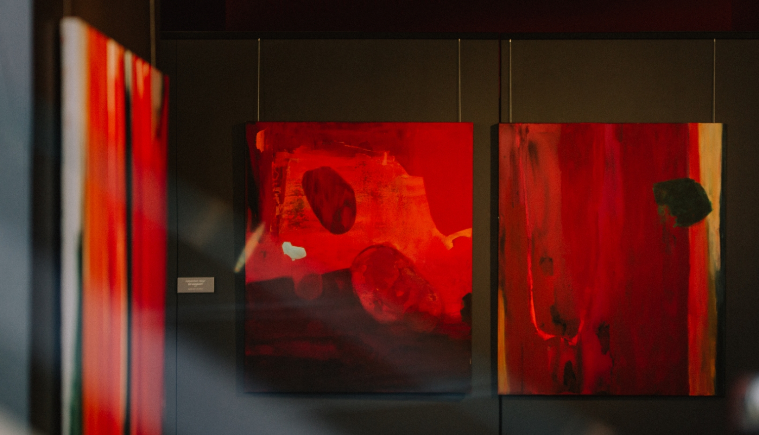 Glezna sarkanā un melnā krāsā