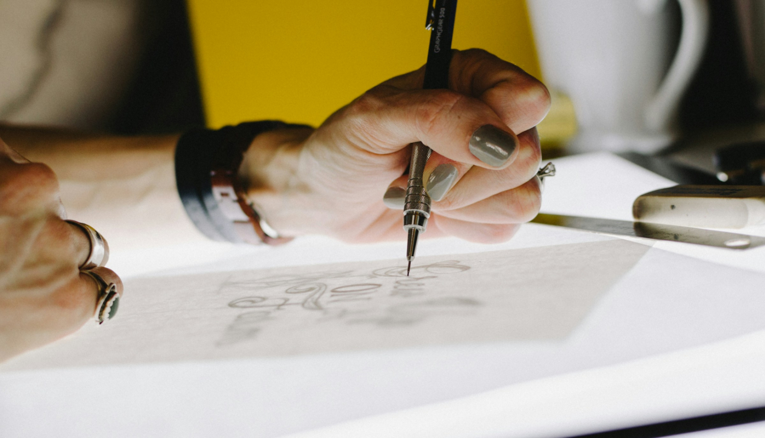 Persona pie gaismas galda raksta/zīmē