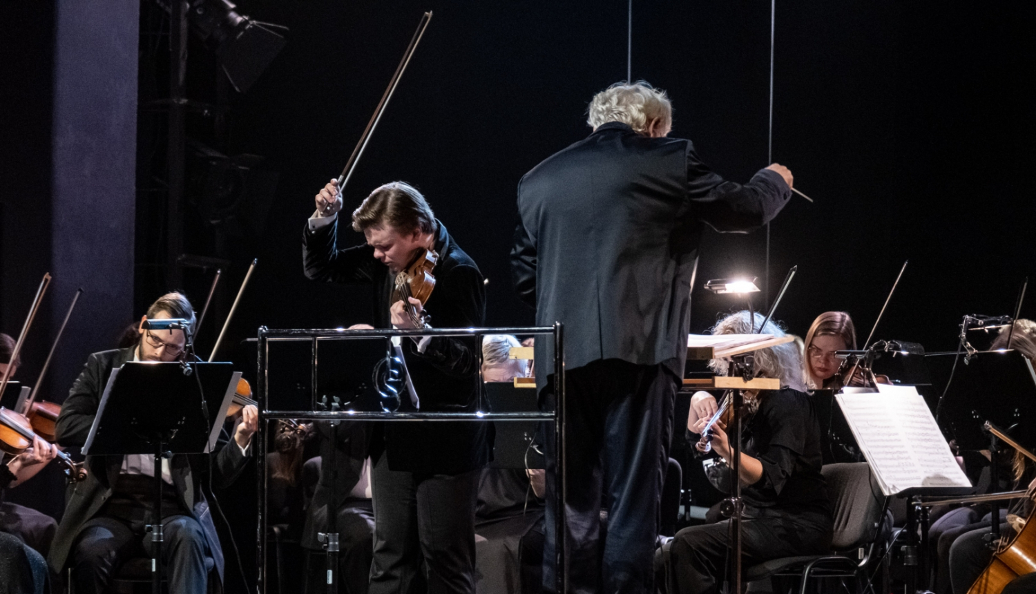 Liepājas simfoniskais orķestris un vijolnieks Daniils Bulajevs, foto: Raimonds Subatovičs