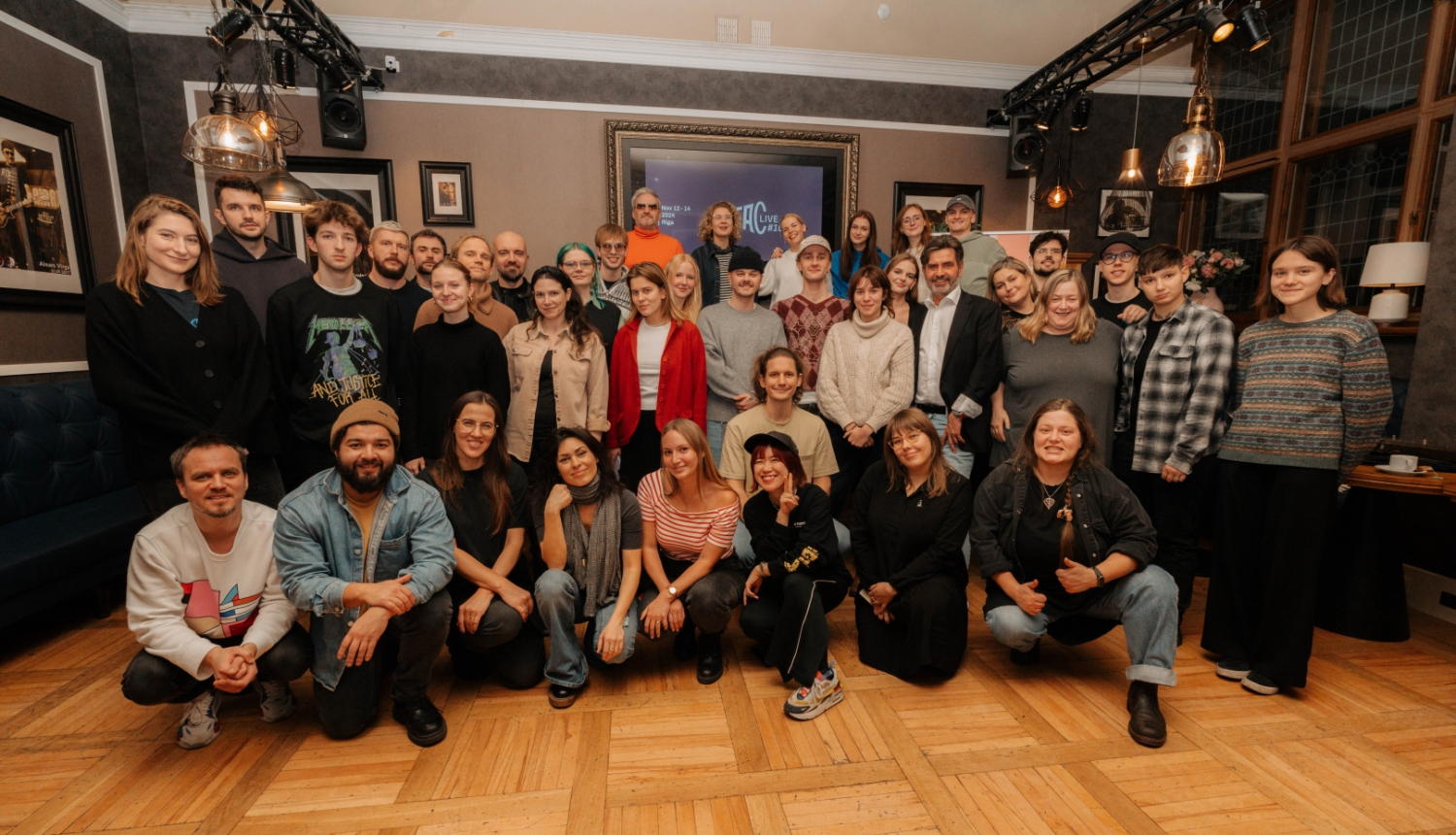 Desmitās starptautiskās dziesmu rakstīšanas nometnes RIGaLIVE dalībnieku grupas foto