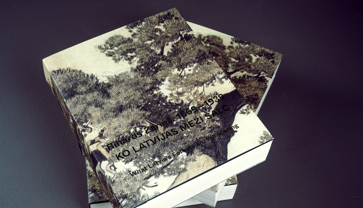 Rakstu krājums “Rihards Zariņš. 1869–1939. Ko Latvijas meži šalc”. Dizains: Mārtiņš Ratniks. 2021. Foto: Otto Strazds