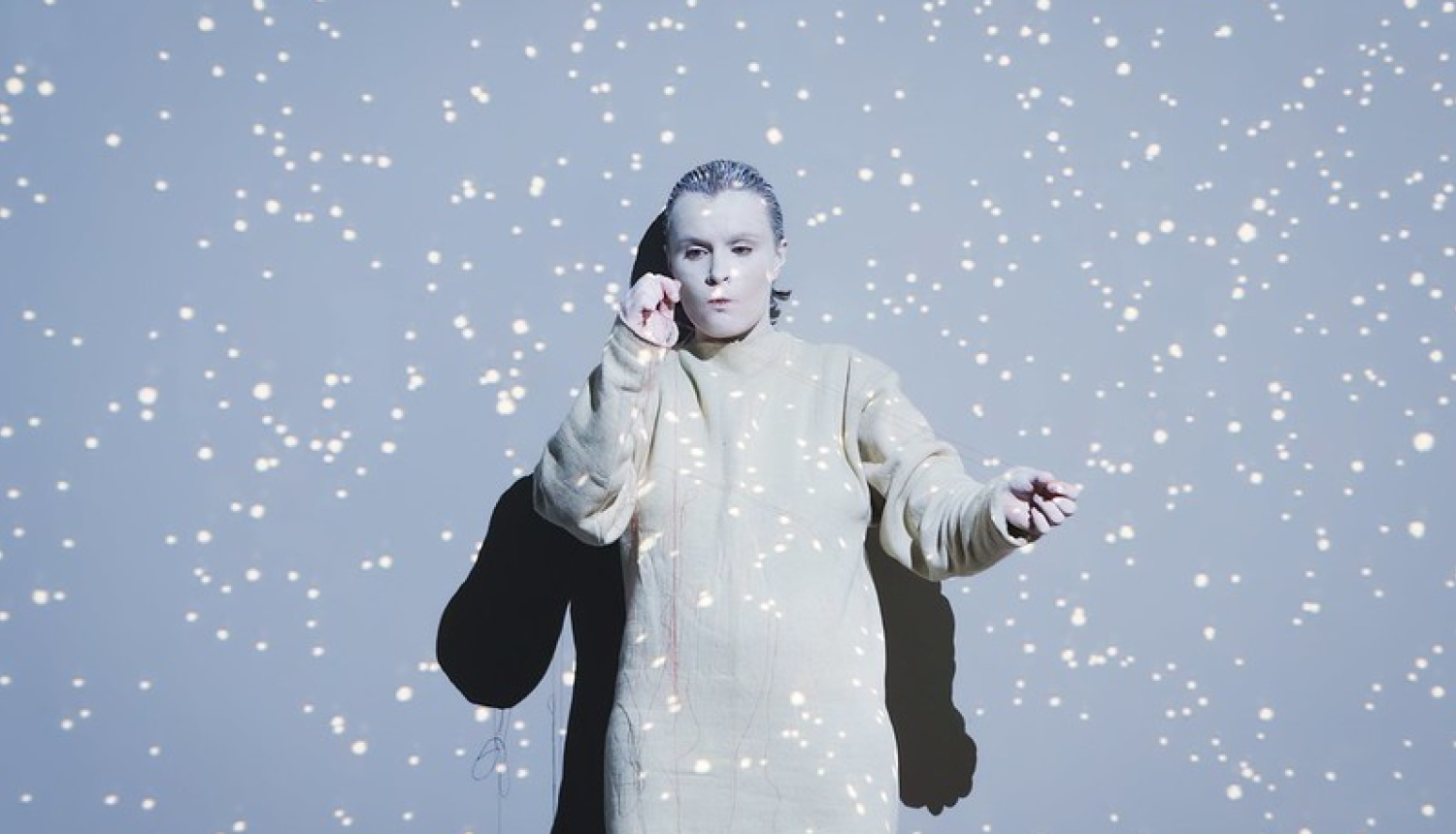 Rute Marta Jansone. “Zemdegas” izstādes atklāšana RIXC galerijā, 2023. Foto: Juris Rozenbergs