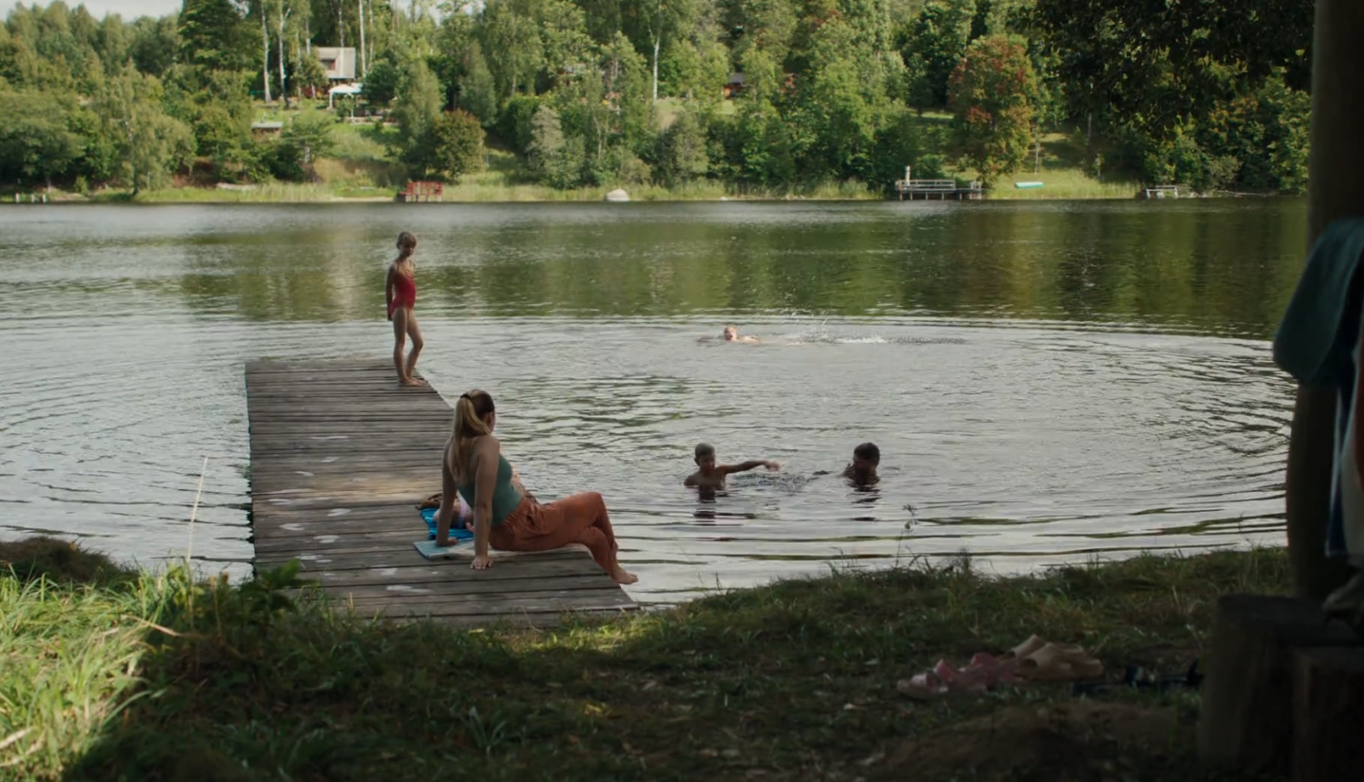 Kadrs no Latvijas un Lietuvas filmas “Sausi slīkstot”