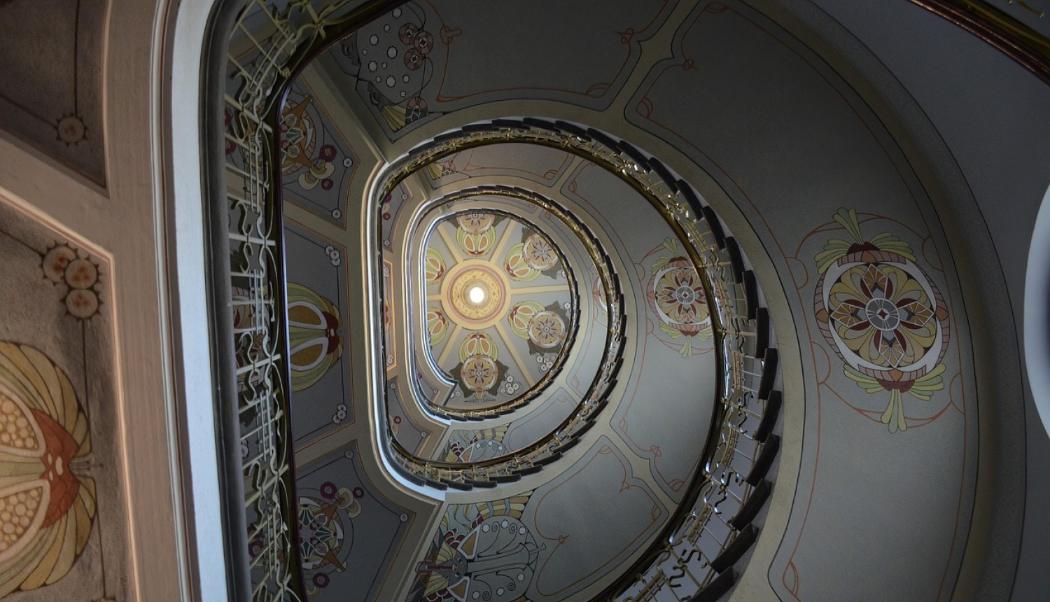 Vītņu kāpnes, skats uz griestos redzamo jūgendstila ornamentu gleznojumu