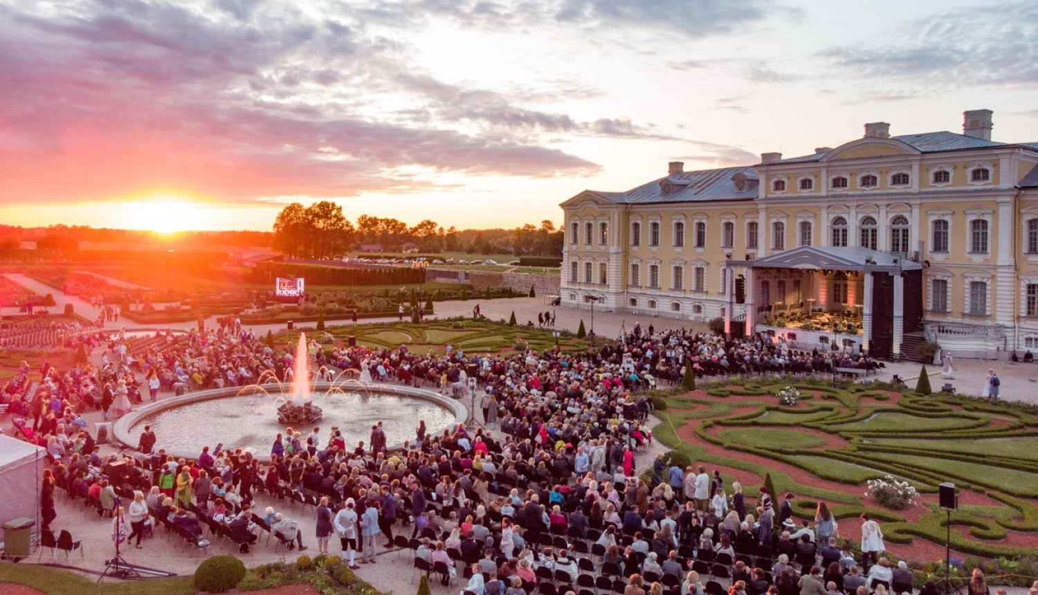 Senās mūzikas festivāls Rundāles pils dārzā