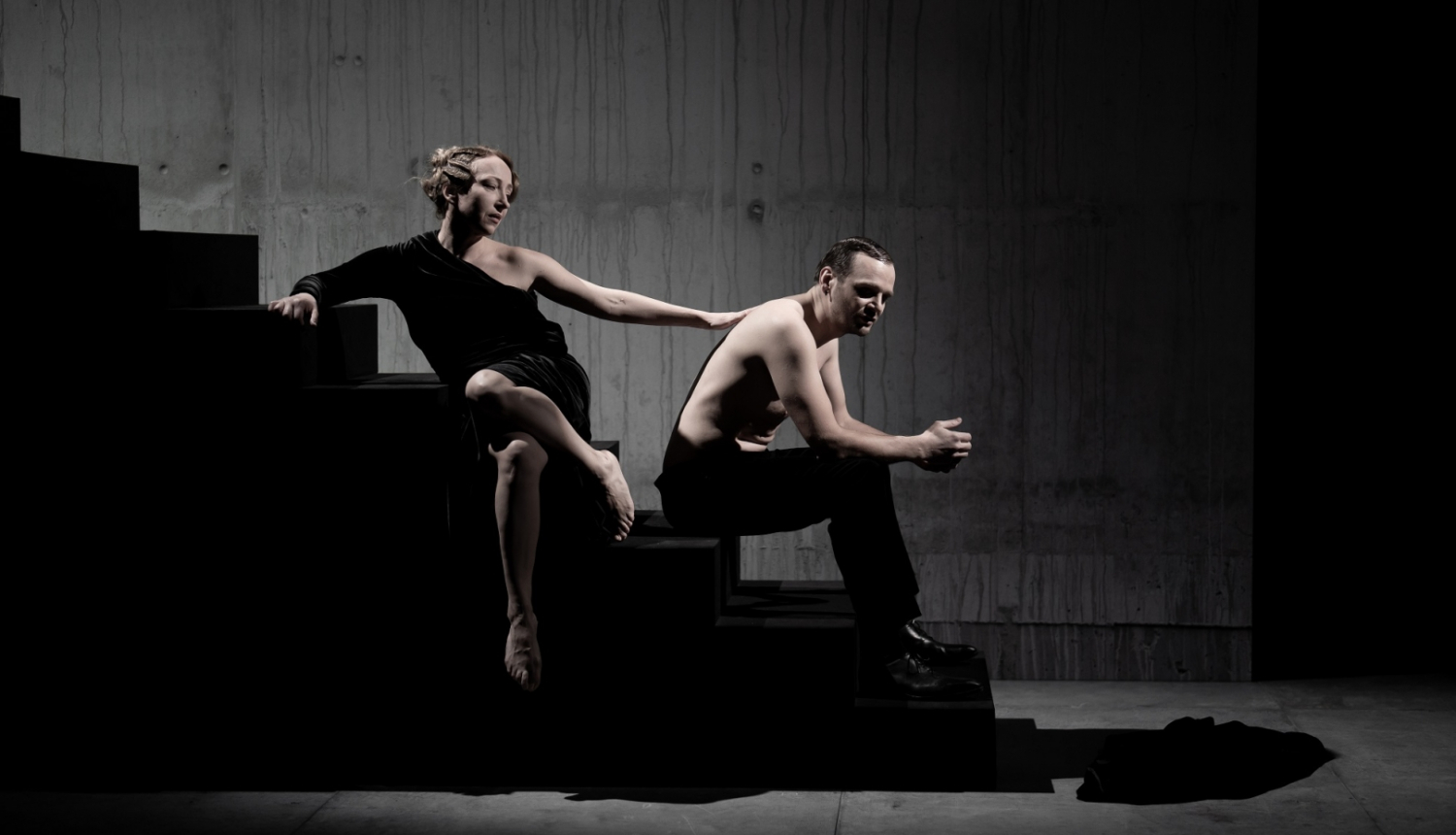 Foto no Valmieras teātra izrādes “Sēras piestāv Elektrai” (režisore Inese Mičule)