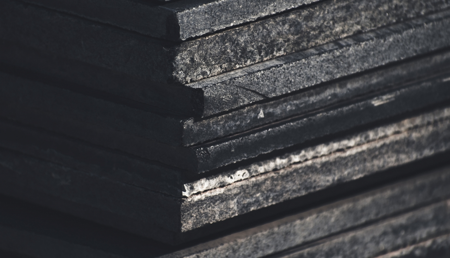 Demontētas betona plāksnes