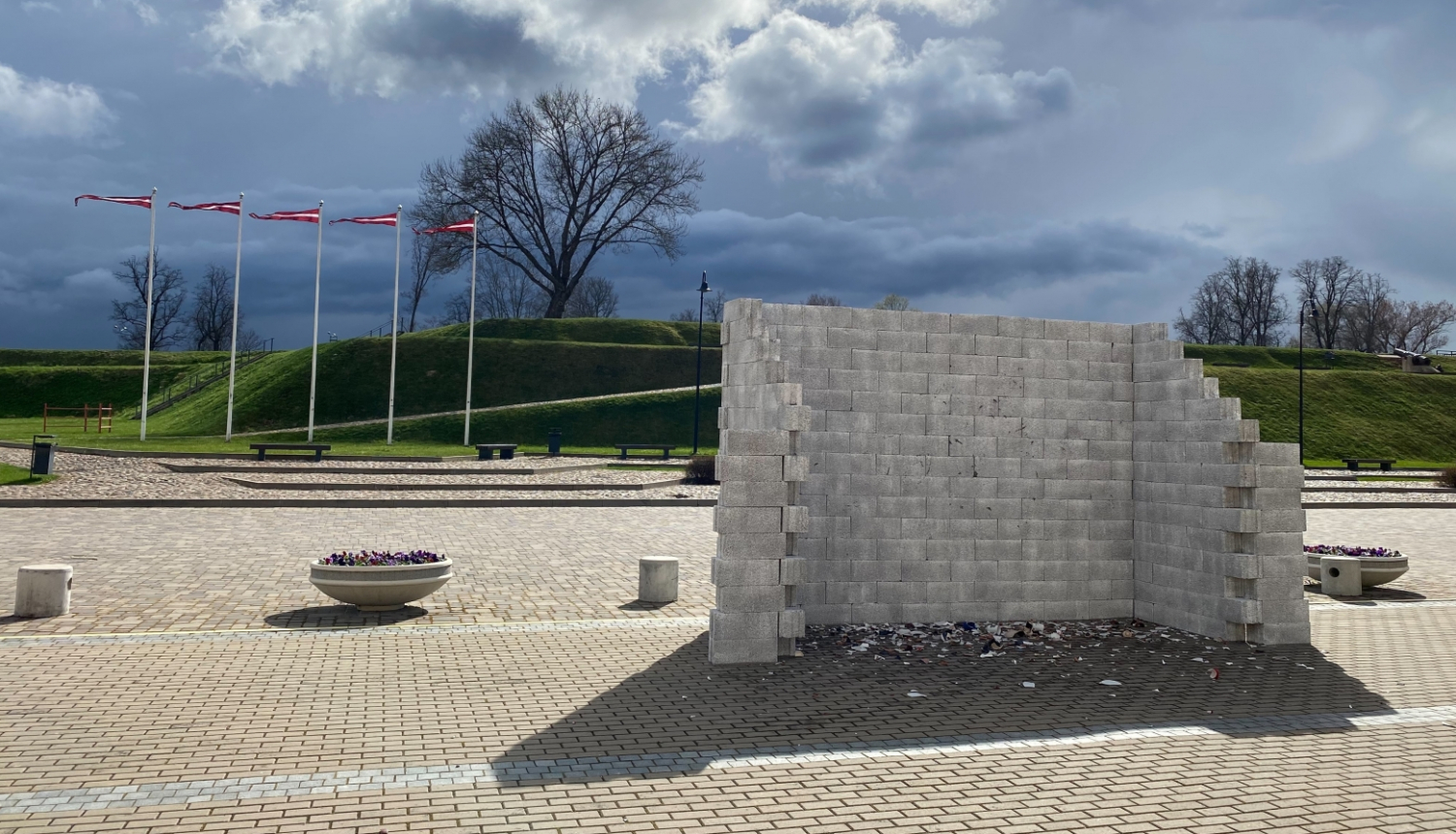 "Izlādes-uzlādes siena" – vieta interaktīvai mākslas akcijai, foto: Aivars Baranovskis.