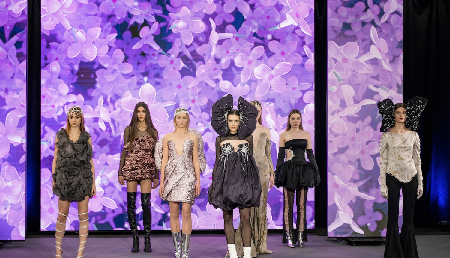 Pieci modeļi uz skatuves modes skatē