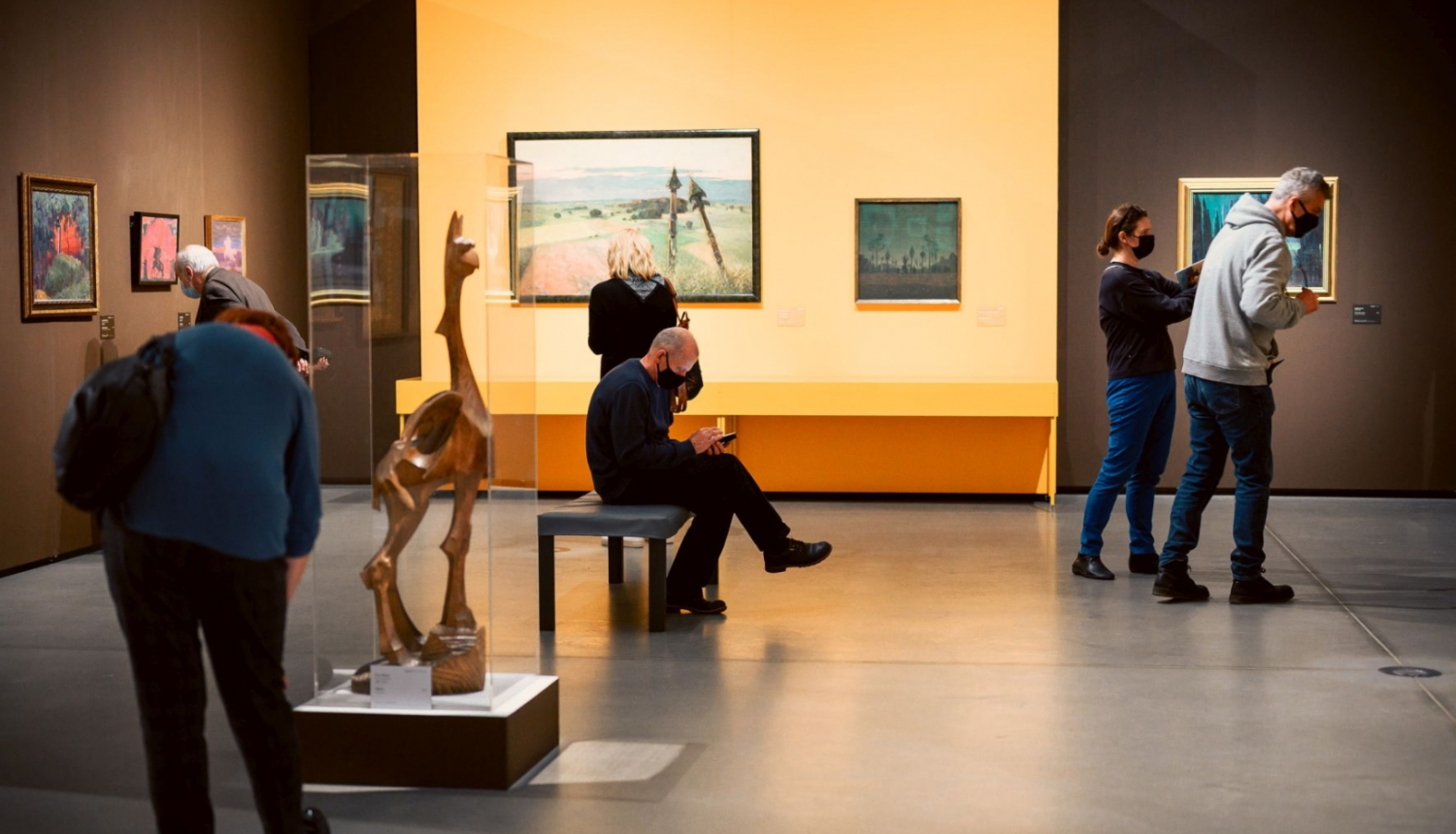 Apmeklētāji izstādē “Nepieradinātās dvēseles. Simbolisms Baltijas valstu mākslā” pilotprojekta īstenošanas laikā Latvijas Nacionālajā mākslas muzejā. 2021. Foto: Otto Strazds.