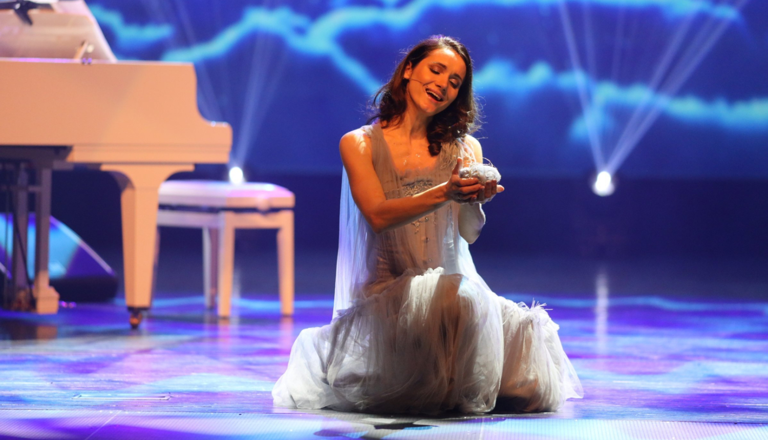 Dziedātāja uz skatuves