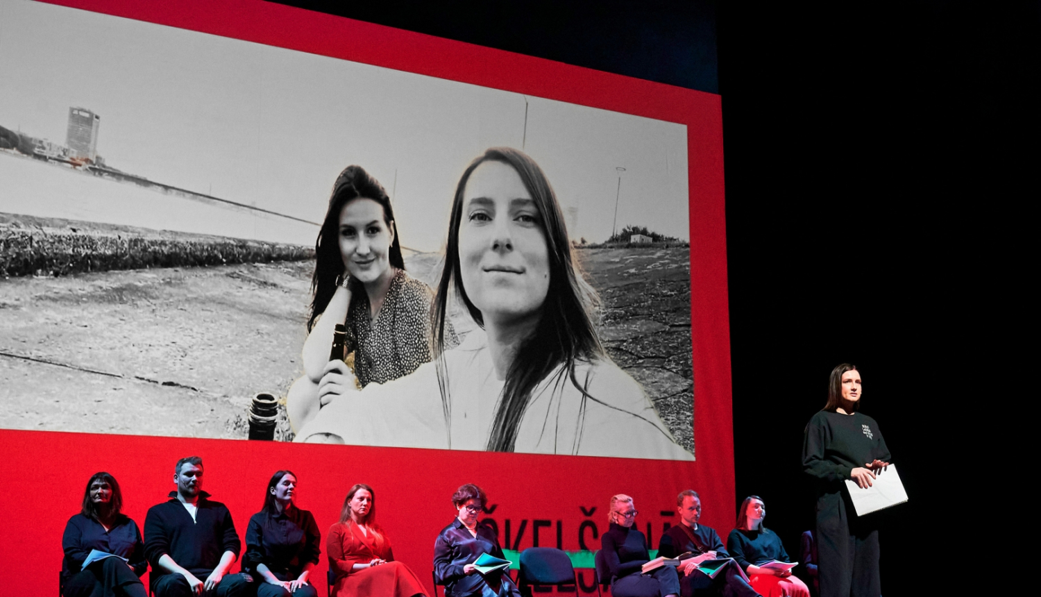 Izrādes foto, aktieri uz skatuves