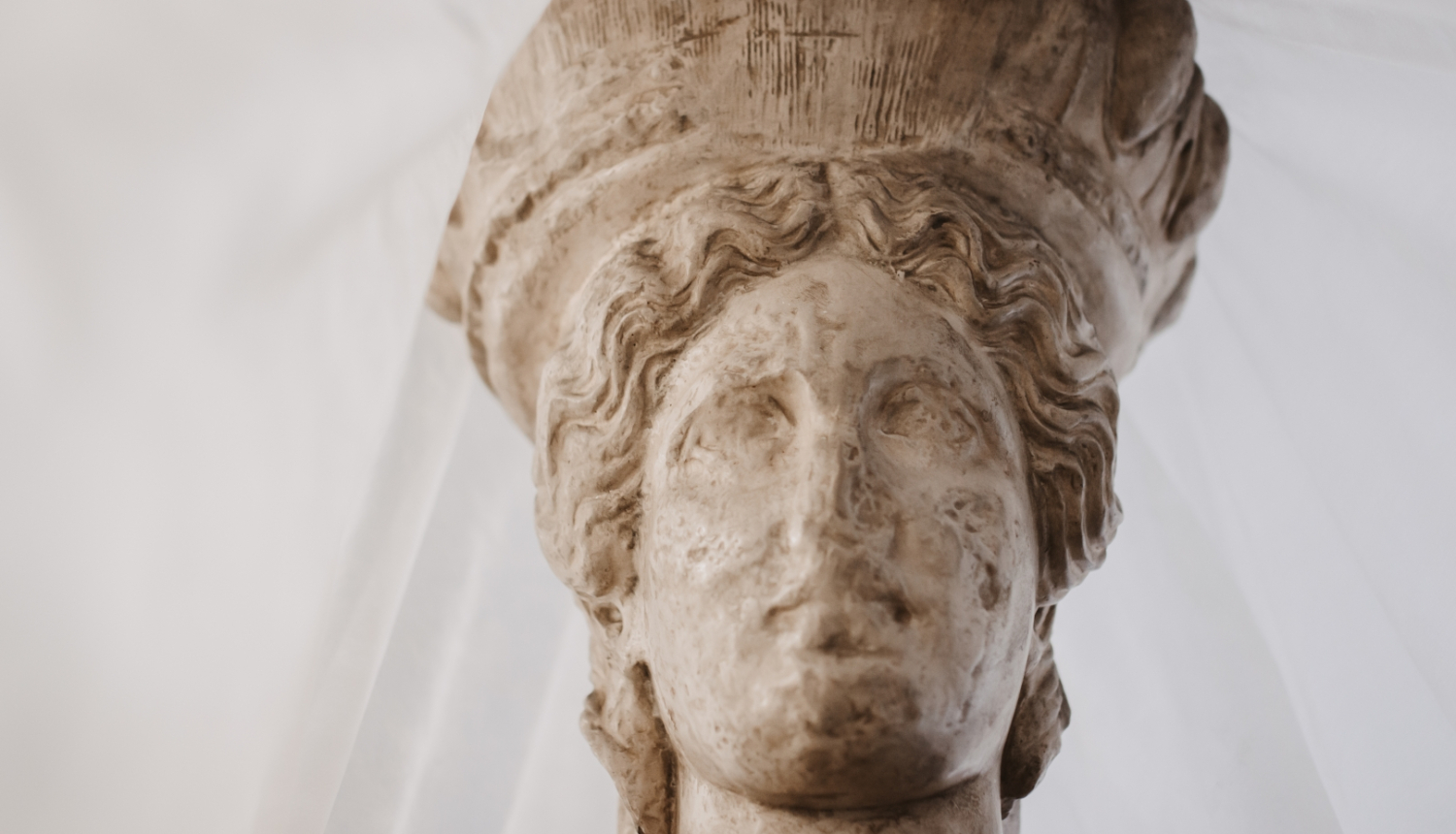 Latvijas Nacionālā mākslas muzeja Antīkās un renesanses tēlniecības nolējumu ekspozīcijā “Skulptūru mežs” apskatāmā darba fragments. Foto: Kristiāna Zelča