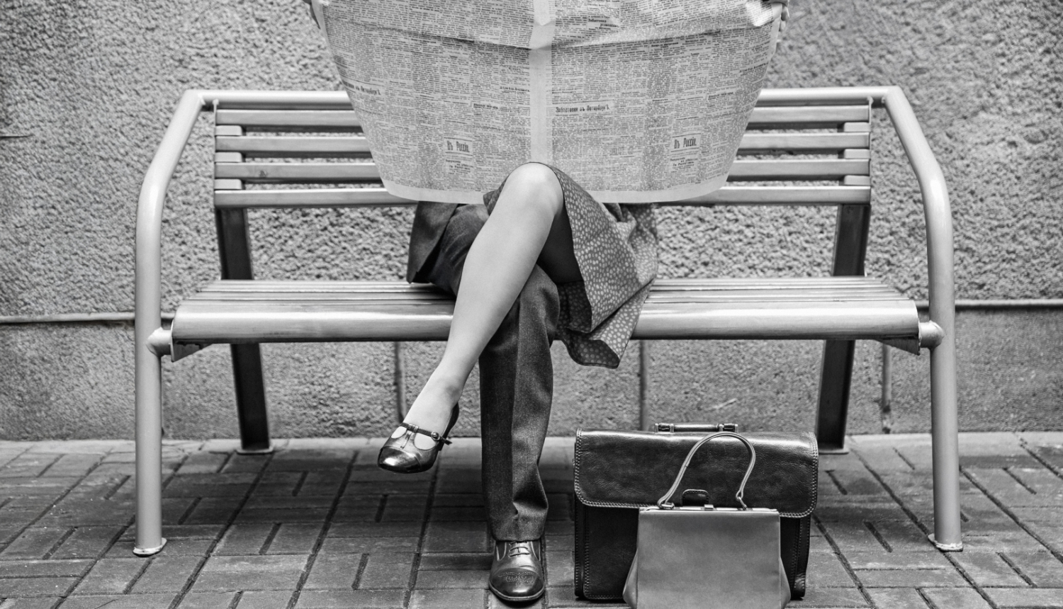 Izrādes afiša. Foto ar soliņu un cilvēku, kurš lasa avīzi