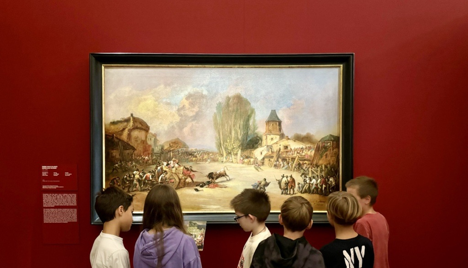 Bērni pie gleznas izstāžu zālē