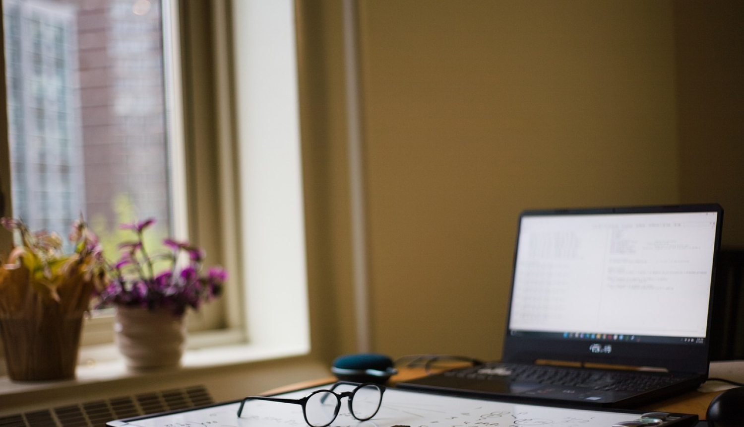 Brilles, galds un dators