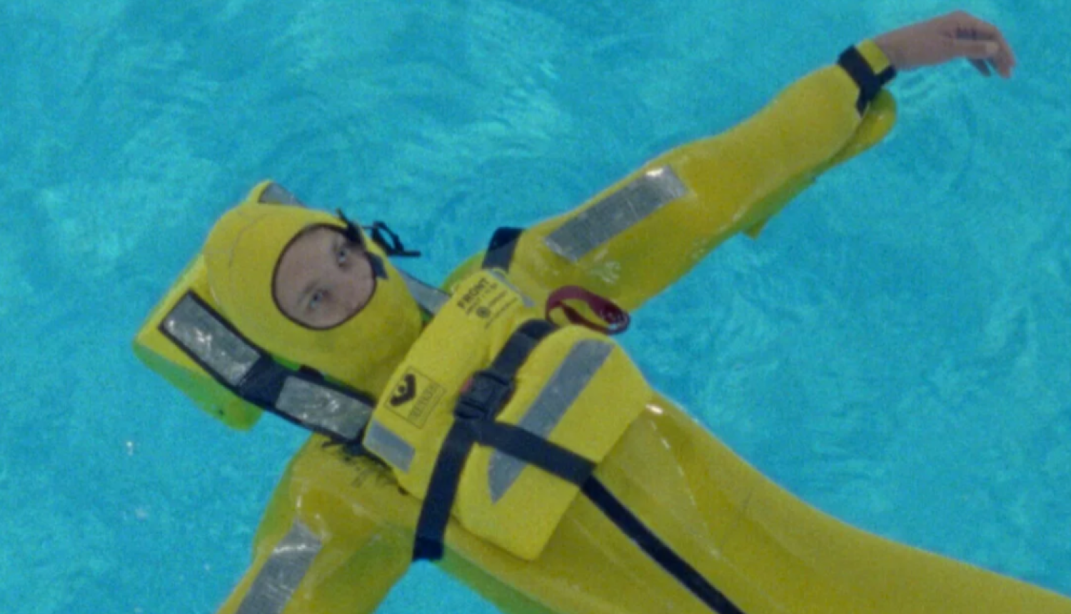 Kadrs no filmas – peldētājs dzeltenā kombinezonā