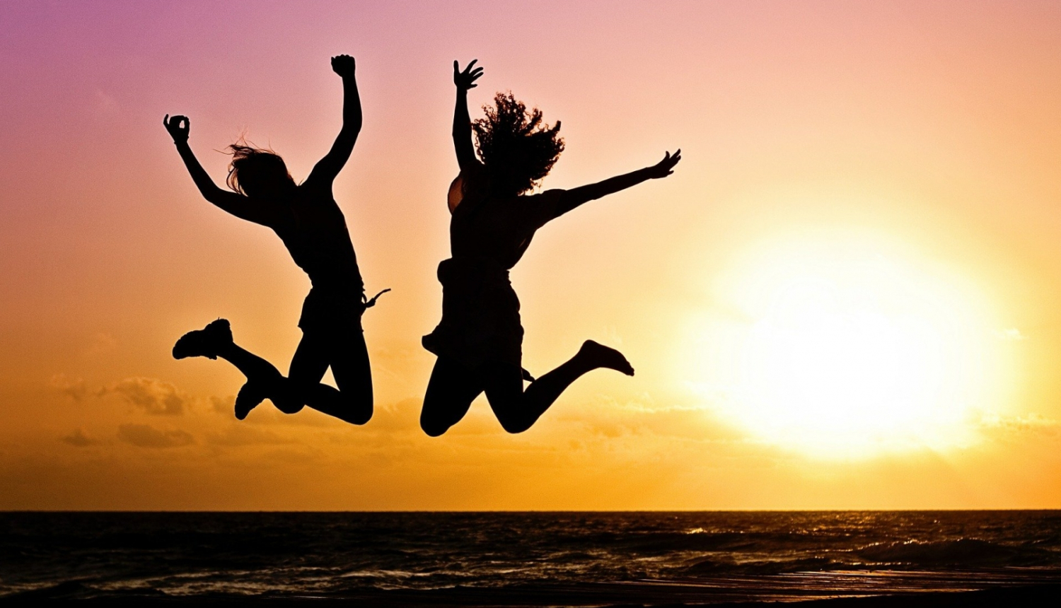 Jaunieši saulainā pludmalē