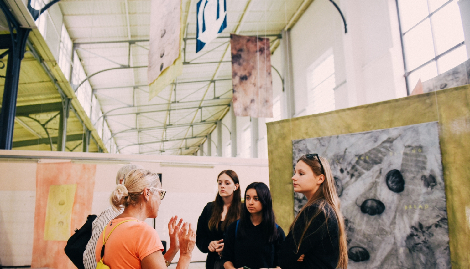 Apmeklētāji izstādē