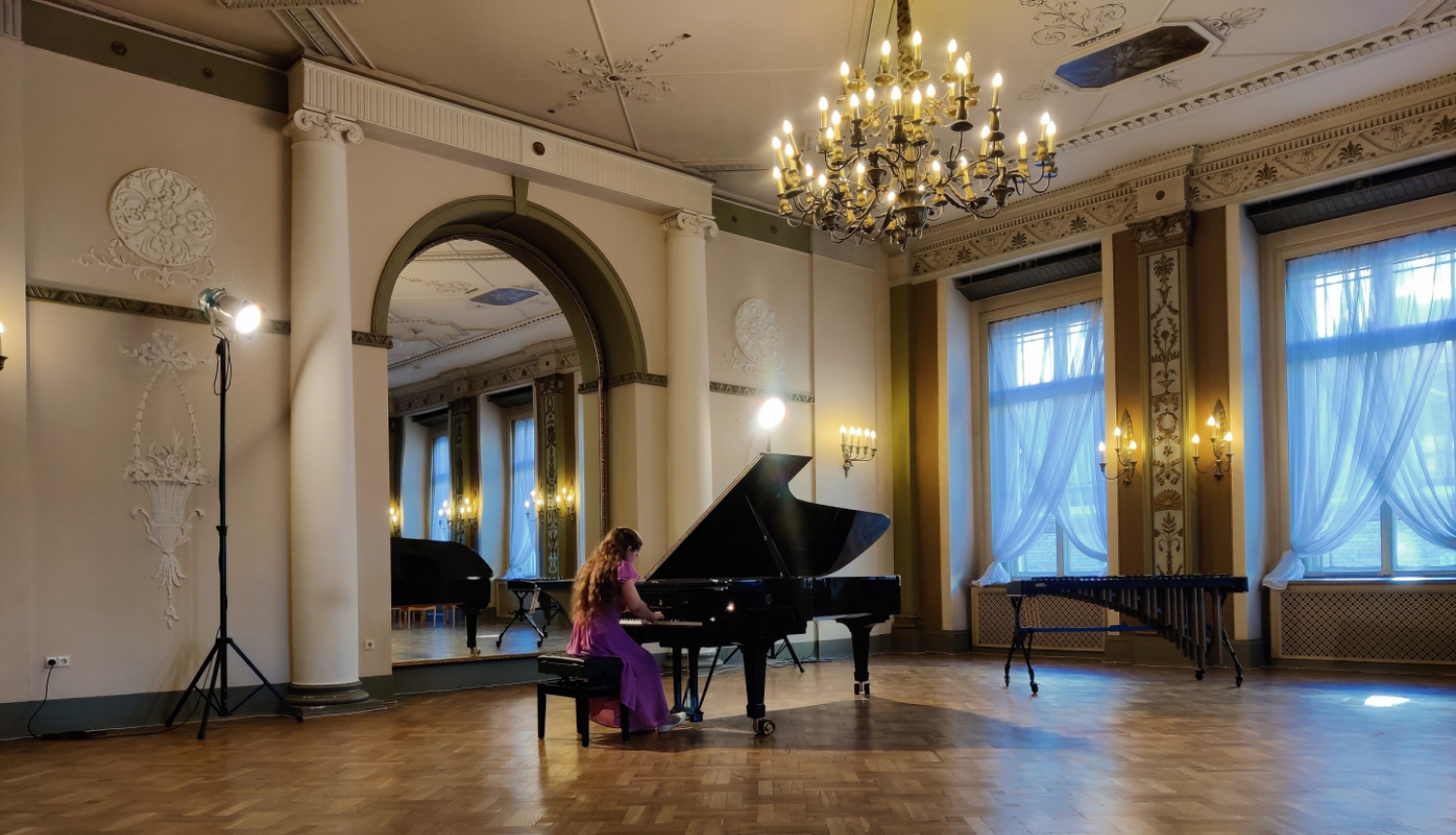 Jaunā pianiste pie klavierēm