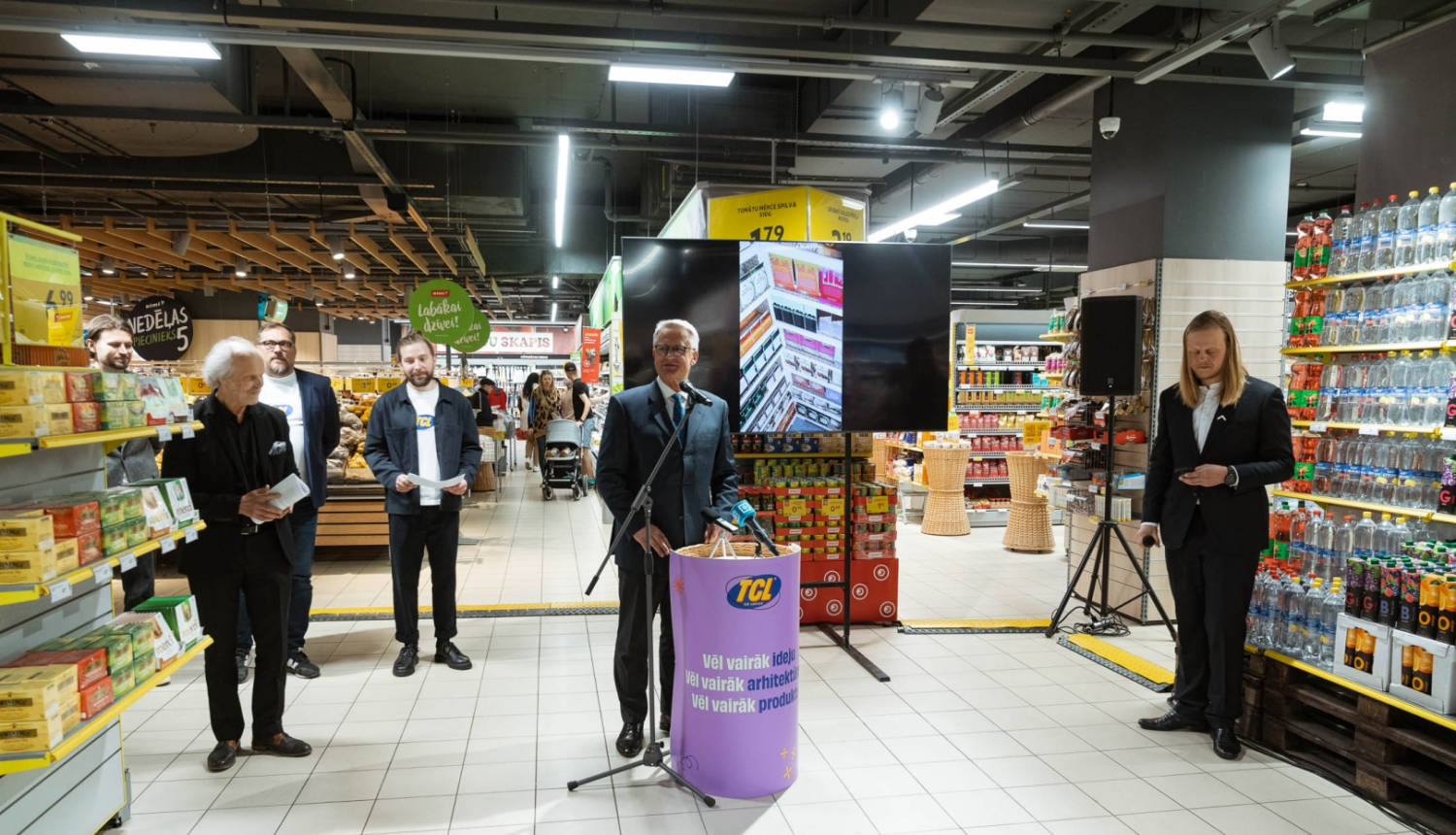 Pieci preses konferences dalībnieki lielveikala telpās