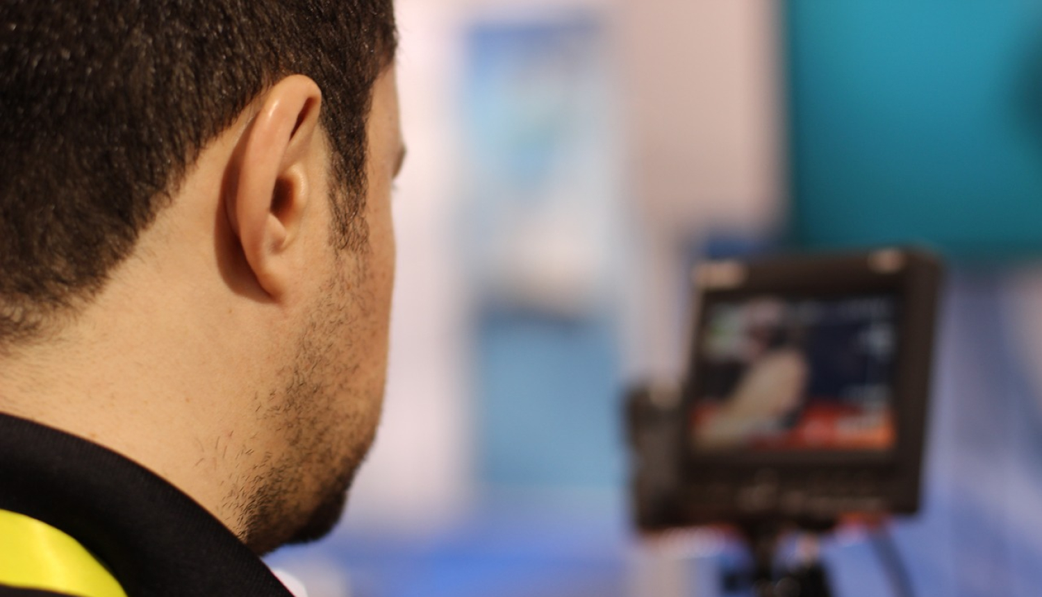 Vīrietis TV studijā