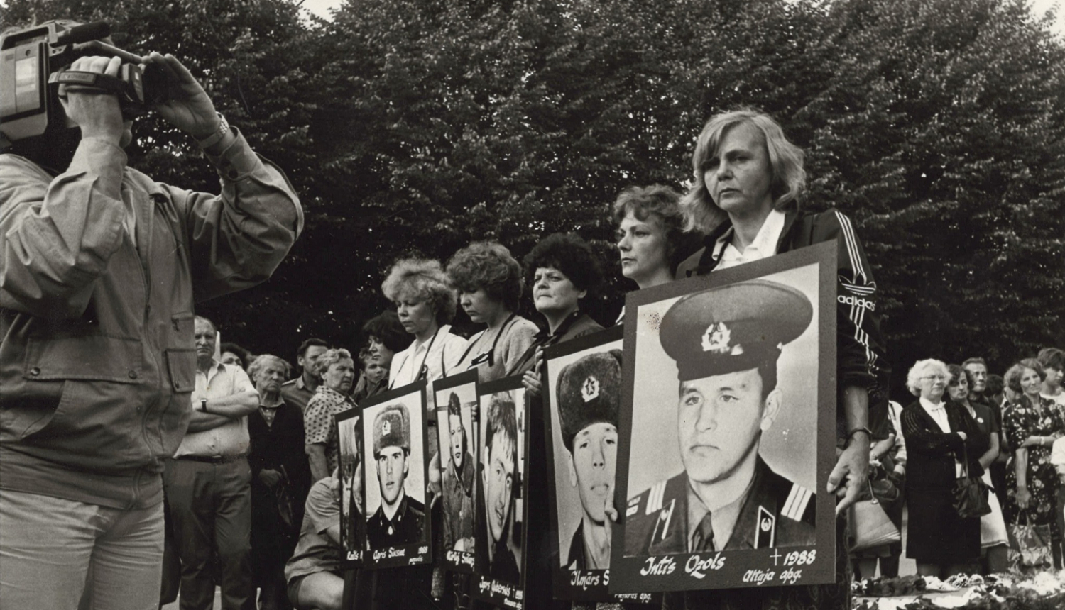 Latvijas Sieviešu līgas un Vides aizsardzības kluba organizēts mītiņš pret PSRS armijas patvaļu Baltijā. 1989. gada 21. septembris