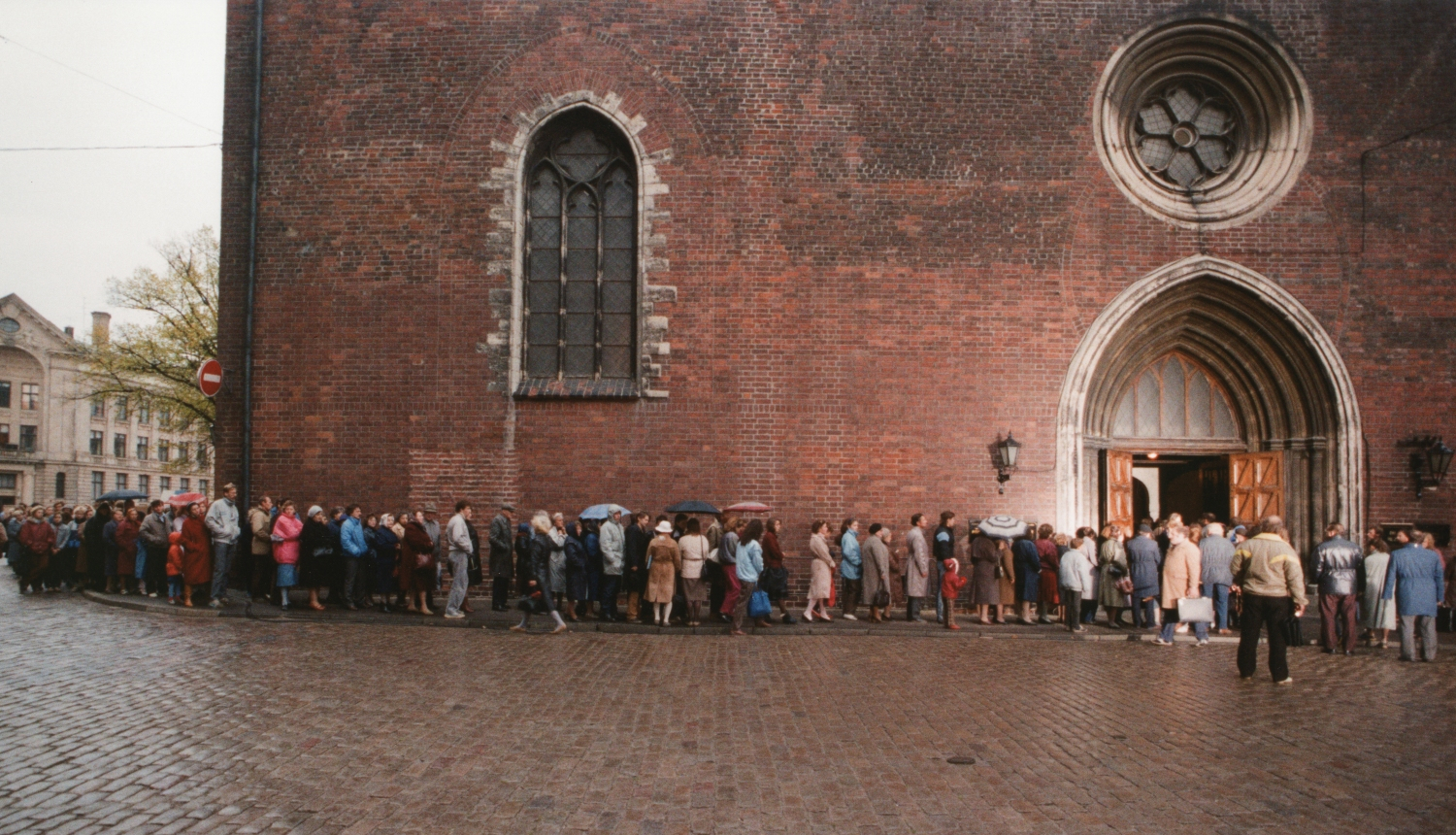 Cilvēku rinda pie ieejas Rīgas Doma baznīcā 1988. gadā