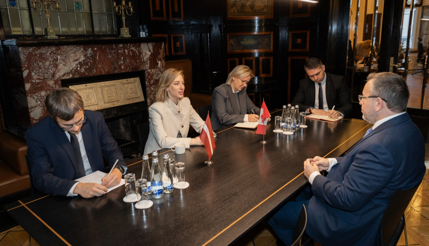 Kultūras ministre Agnese Lāce un Kanādas vēstnieks Latvijā Braiens Svorks pārrunā sadarbību kultūras un  mediju nozarē, foto: Oskars Artūrs Upenieks / Kultūras ministrija